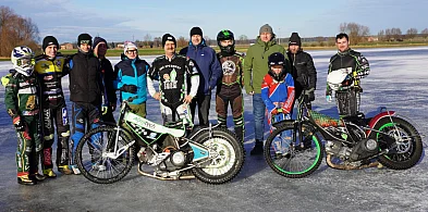 Żużlowcy na lodzie w Mórce – niezwykłe zakończenie roku-85756