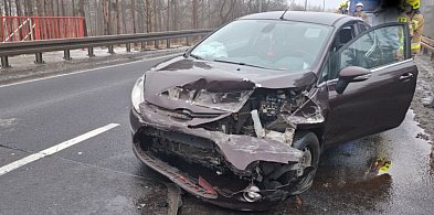 Obwodnica chwilowo zablokowana. Osobówka zjechała z drogi