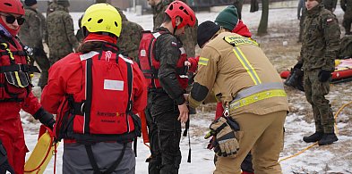 Wspólne szkolenie służb ratowniczych nad Jeziorem Grzymisławskim