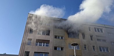 Groźny pożar w mieszkaniu na osiedlu. Dwie osoby poparzone.