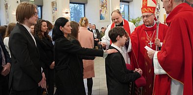 Bierzmowanie młodzieży w parafii pw. Ducha Świętego w Śremie