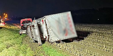 Laweta z autami w rowie! Jedna osoba poszkodowana. Poli-84305