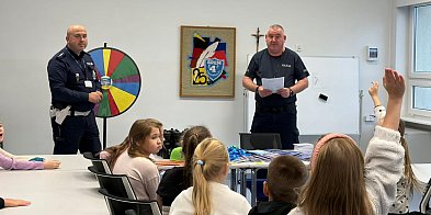 Spotkanie "Odblaskowej szkoły" w SP4. Policjanci nagrod-84759