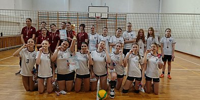 Siatkarski triumf SP6! Mikołajkowy Turniej Siatkówki Dziewcząt rozstrzygnięty-85425