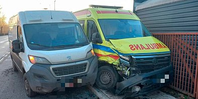 Zderzenie karetki pogotowia z busem. Winny kierowca amb-85575