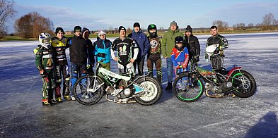 Żużlowcy na lodzie w Mórce – niezwykłe zakończenie roku-85756