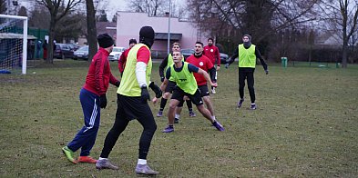 Sportowa rywalizacja w Dalewie – kawalerowie i żonaci zmierzyli się na boisku-85762