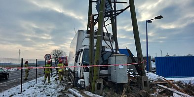 Uderzenie ciężarówki w słup energetyczny! Kierowca w sz-85870