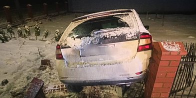 Pijany kierowca uderzył w płot i uciekł. Po chwili wróc-85942