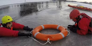 „Lód jest kruchy, życie również”. Ratownicy WOPR Śrem w-86017