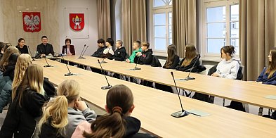 Zamiast w ławkach – w gabinecie burmistrza. Uczniowie z