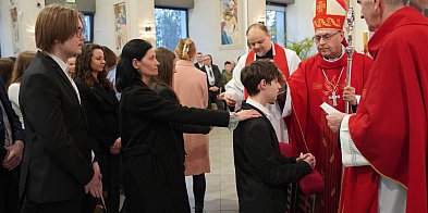 Bierzmowanie młodzieży w parafii Ducha Świętego w Śremi