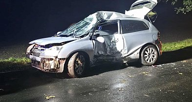 18-latek Hondą uderzył w drzewo. Trafił do szpitala-83589