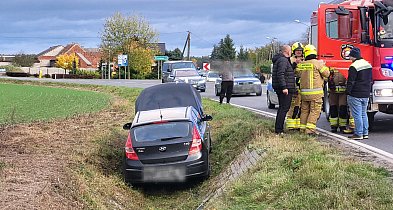 Auto w rowie, kierowca bez poważnych obrażeń-83748