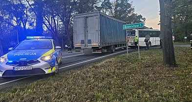 Ciężarówka najechała na szkolny autobus. Dzieci całe, tylko strach-83981