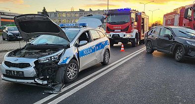 Zderzenie z udziałem radiowozu. Dwóch policjantów w szpitalu-83990