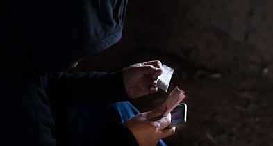 Policja zatrzymała dilera, 25-letniego mieszkańca gminy Dolsk ukrywającego się za-84254