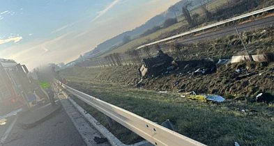 Poważny wypadek na S5 pod Czempiniem. Ferrari uderzyło w Audi-85455