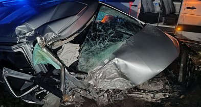 Nocny wypadek busa w Czajkowie - Mercedes rozbity na drzewie-85720