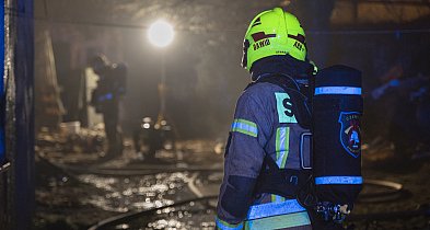 Nocna walka z ogniem w Kiełczewie. - Spłonęła hala produkcyjna-85744