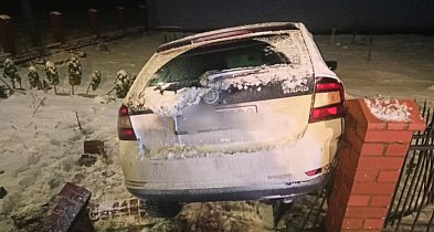 Pijany kierowca uderzył w płot i uciekł. Po chwili wrócił na miejsce zdarzenia-85942