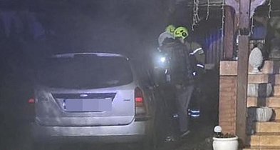 Samochód spłonął na posesji w Wijewie. Zawiodła elektryka-85984