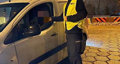Brak tablic to był tylko początek. Pijany kierowca wpadł w Dzięczynie