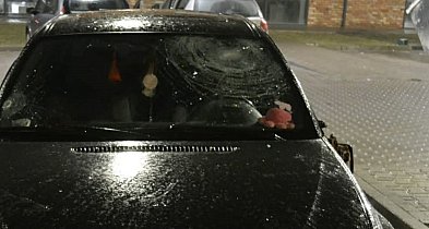 Agresja w Gostyniu. Ojciec i syn ruszyli z pięściami na BMW