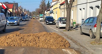 Zanieczyszczona jezdnia obornikiem w centrum Zaniemyśla