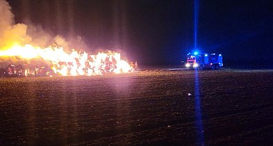 Wezwanie do pożaru balotów  w Pyszącej. Kolejny pożar  kilkaset metrów dalej