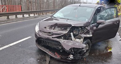 Obwodnica chwilowo zablokowana. Osobówka zjechała z drogi