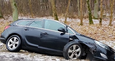 Niebezpieczne warunki na drogach – kolizja z udziałem trzech osobówek