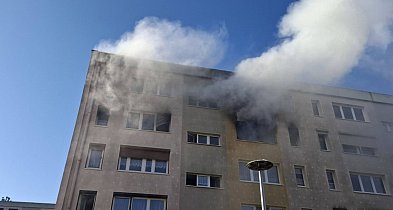 Groźny pożar w mieszkaniu na osiedlu. Dwie osoby poparzone.