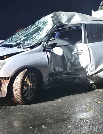 18-latek Hondą uderzył w drzewo. Trafił do szpitala-83589