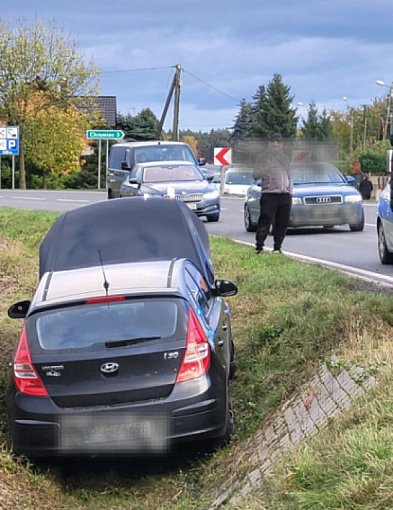 Auto w rowie, kierowca bez poważnych obrażeń-83748