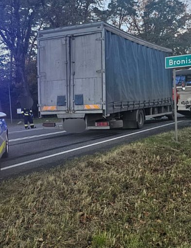 Ciężarówka najechała na szkolny autobus. Dzieci całe, tylko strach-83981