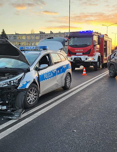 Zderzenie z udziałem radiowozu. Dwóch policjantów w szpitalu-83990