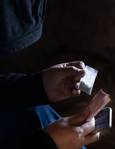 Policja zatrzymała dilera, 25-letniego mieszkańca gminy Dolsk ukrywającego się za-84254