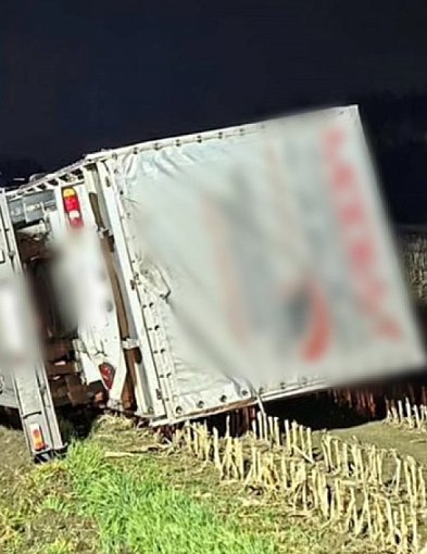 Laweta z autami w rowie! Jedna osoba poszkodowana. Policja wyjaśnia okoliczności-84305