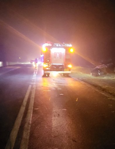 Utrudnienia na drodze Dolsk -Śrem. Osobówka wypadła z drogi-85101