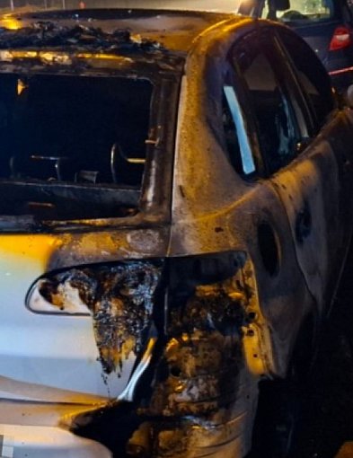 Nocny pożar  wiaty w Śremie. Uszkodzone zostały auta osobowe-85149