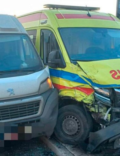 Zderzenie karetki pogotowia z busem. Policja ustaliła winnego-85575