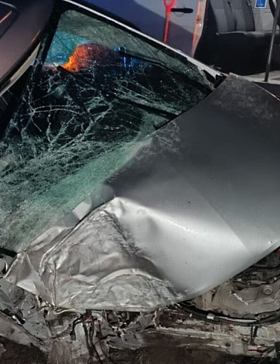 Nocny wypadek busa w Czajkowie - Mercedes rozbity na drzewie-85720