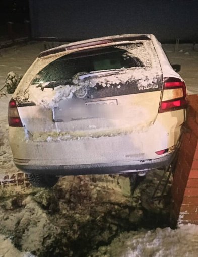Pijany kierowca uderzył w płot i uciekł. Po chwili wrócił na miejsce zdarzenia-85942