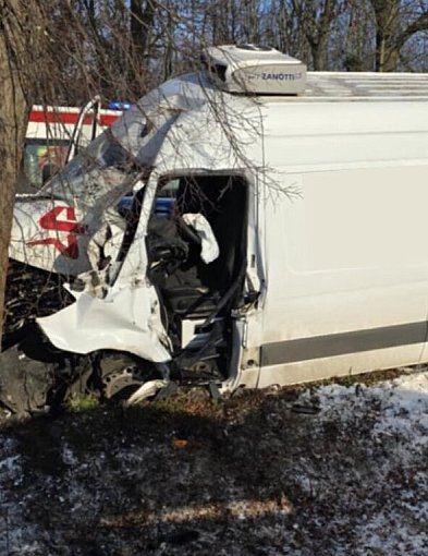 Dramatyczny wypadek w Szelejewie Drugim. Bus uderzył w drzewo, interweniowało LPR-85975
