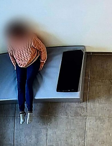 Atak na ratowników medycznych. Agresywna 49-latka w rękach policji-86212