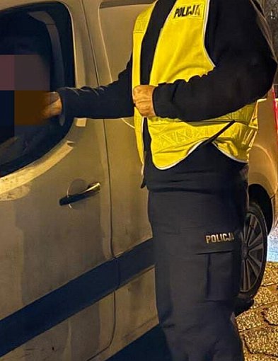 Brak tablic to był tylko początek. Pijany kierowca wpadł w Dzięczynie