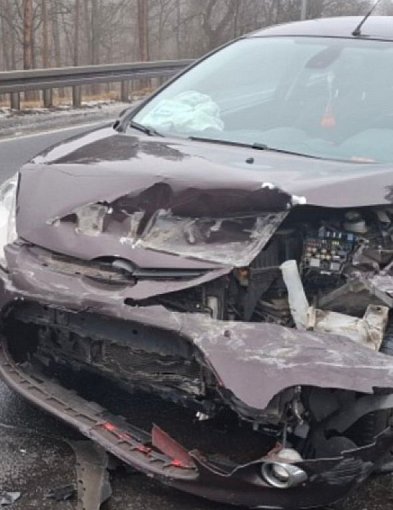 Obwodnica chwilowo zablokowana. Osobówka zjechała z drogi