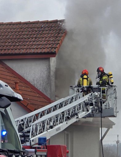 Pożar domu jednorodzinnego w Gostyniu - Walka strażaków trwała wiele godzin