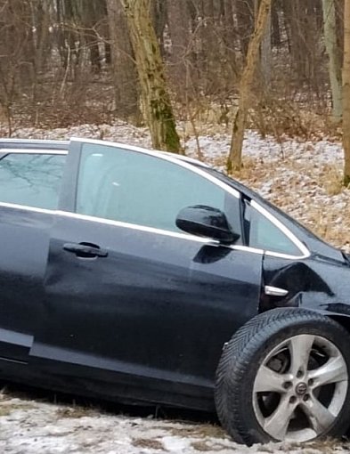 Niebezpieczne warunki na drogach – kolizja z udziałem trzech osobówek